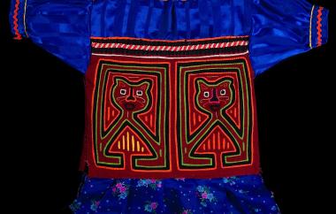 Child's mola blouse with two cats. (full view, back)