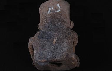 Female Human Figurine Seated with Child on Lap (back). Chupícuaro, Mexico, Late Preclassic period (500 – 0 B.C.E.) Cat. #3-465. Height 3 5/8 in, width 2 ¾ in, depth 2 in.