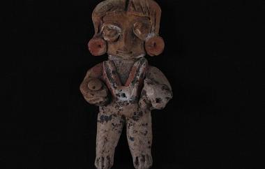 Female Human Figurine with Dog and Metate and Mano (front). This small figurine shows deliberate, realistic details. Eyes have been carefully placed on the dog’s head under her left arm. The handle of the mano on the metate under her right arm can also be distinguished. Buff earthenware, unpolished, traces of red and white paint and encrusted earth.