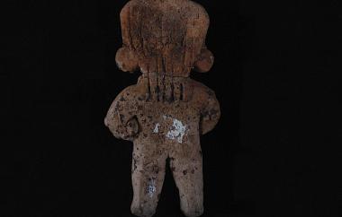 Female Human Figurine with Dog and Metate and Mano (back). Chupícuaro, Mexico, Late Preclassic period (500 – 0 B.C.E.) Cat. #3-466. Height 3 1/8 in, width 2 5/8 in, depth ¾ in.