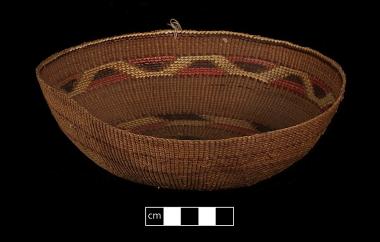 Bowl or tray shaped basket