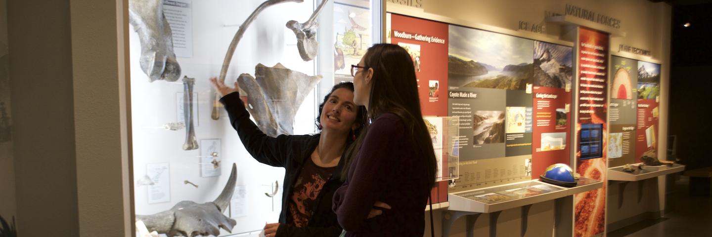 UO students in exhibit hall
